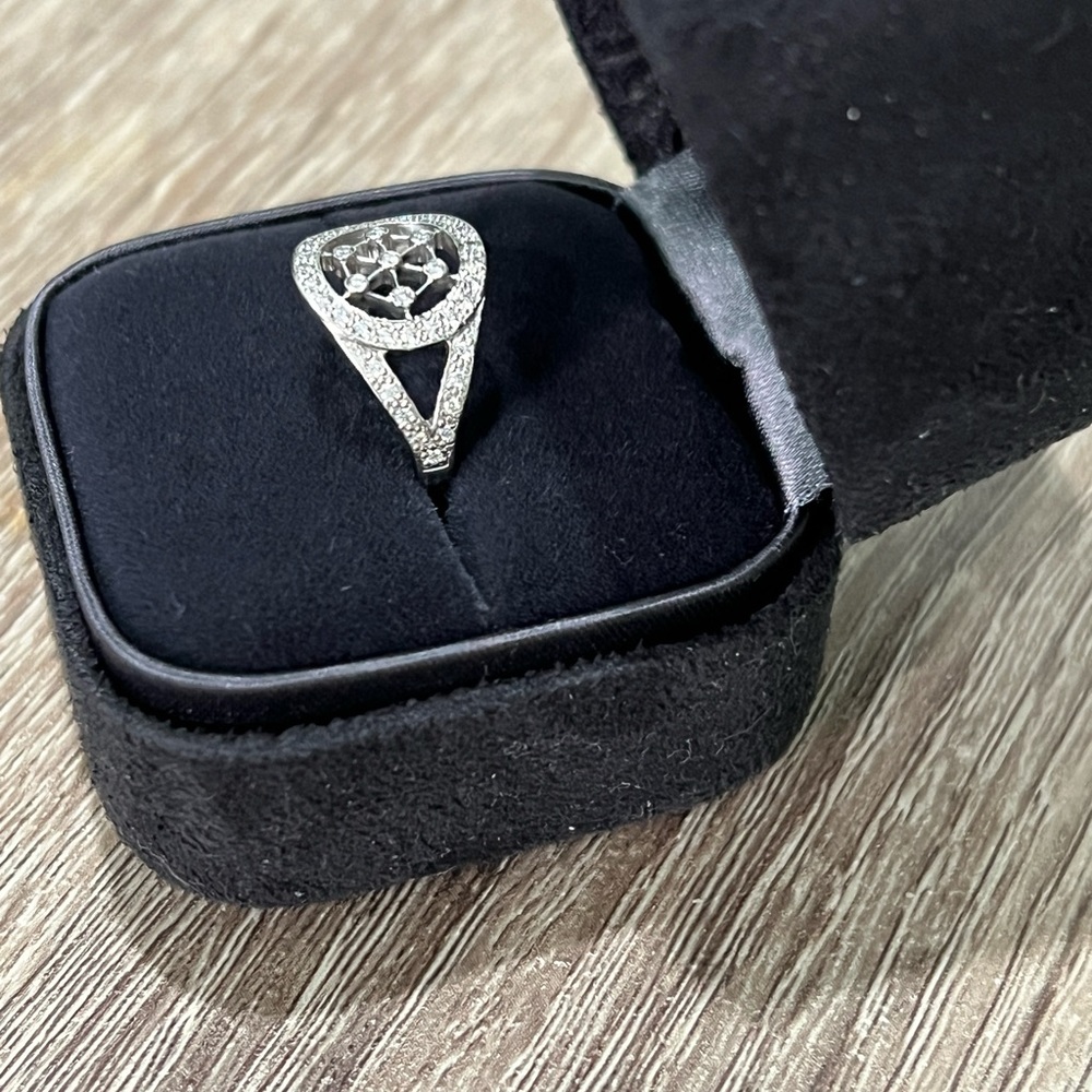 Tiffany & Co. voile platinum and diamond‎ ring - Picture 8 of 15